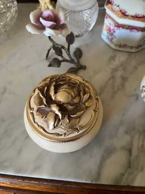 Caixa com decoração de flor em relevo