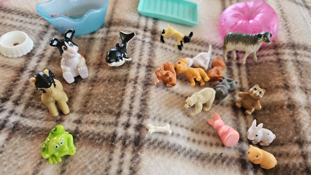 Маленькі фігурки тваринок та аксесуари до них.