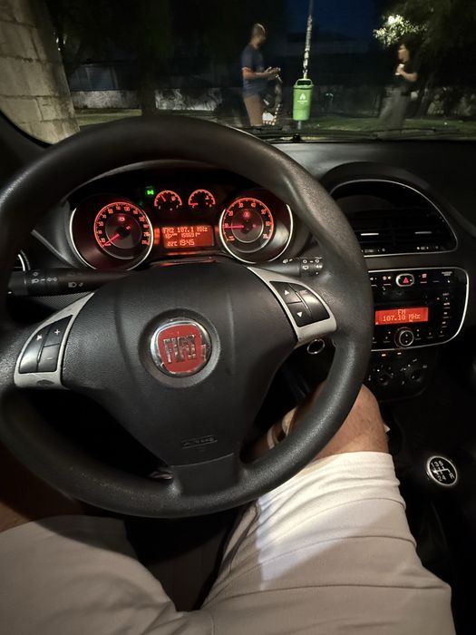 Fiat Punto 2018 5 lugares — photo 2