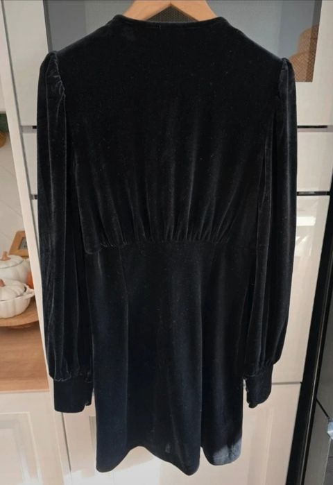 Sukienka welurowa Mango r. S czarna elegancka na guziki