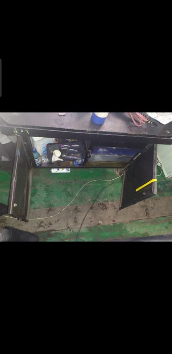 Слєсарний стіл з металевою грубою вставкою