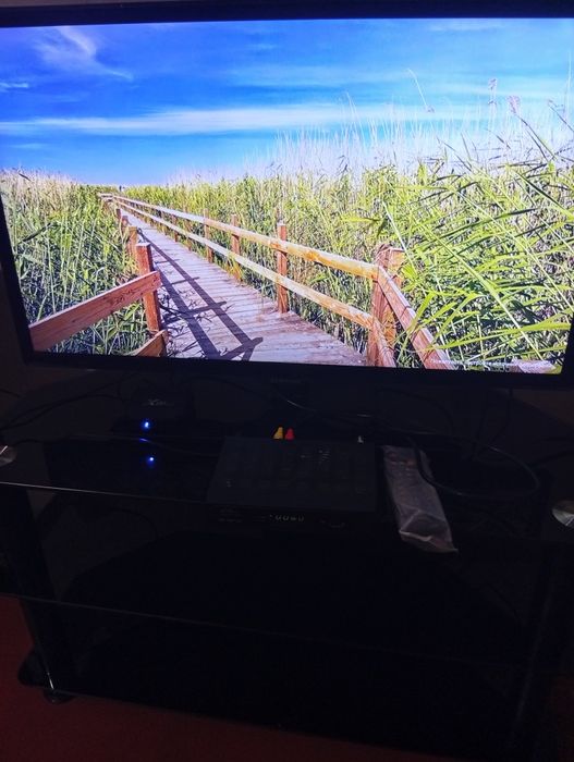 Телевізор  із столиком. Тел. Самсунг діагональ 84см