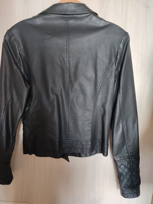 Куртка из зам. кожи, чёрного цвета.