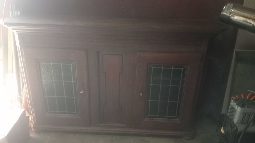 Móvel de sala com portas de vidro