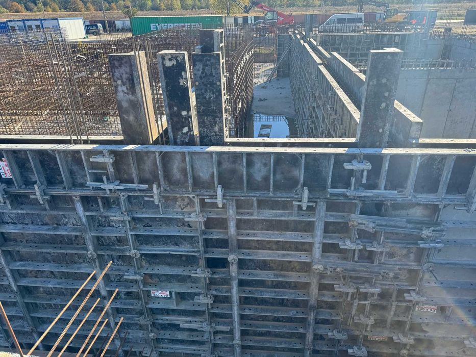 Wynajem i sprzedaż szalunków rusztowań podnośników kontenerów ogrodzeń