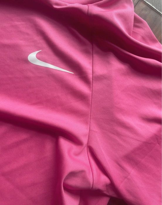 Różowa koszulka damska marki Nike