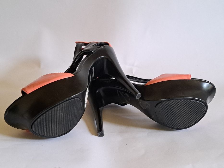 Lakierowane szpilki na platformie r. 38