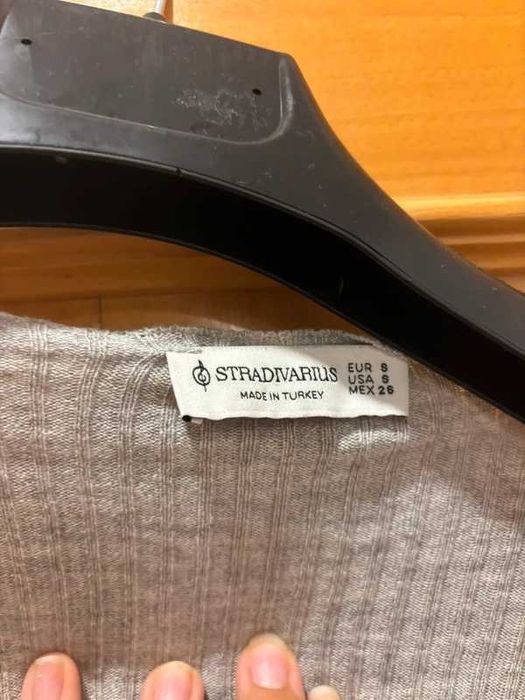 Casaco de malha cinzenta