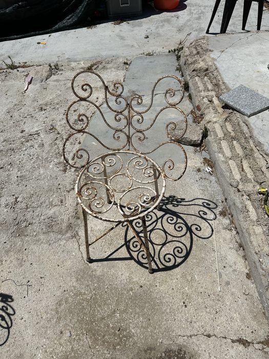 Mesa e cadeiras jardim