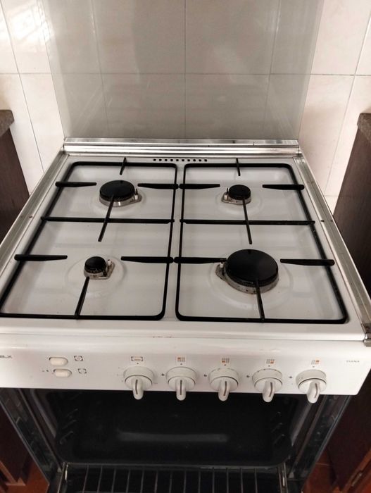 Fogão branco alto