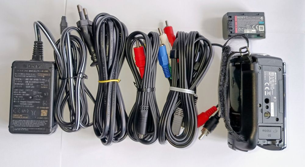 Sony HDR-CX110E (х25 опт. зум) + карта пам'яті 16 ГБ у подарунок