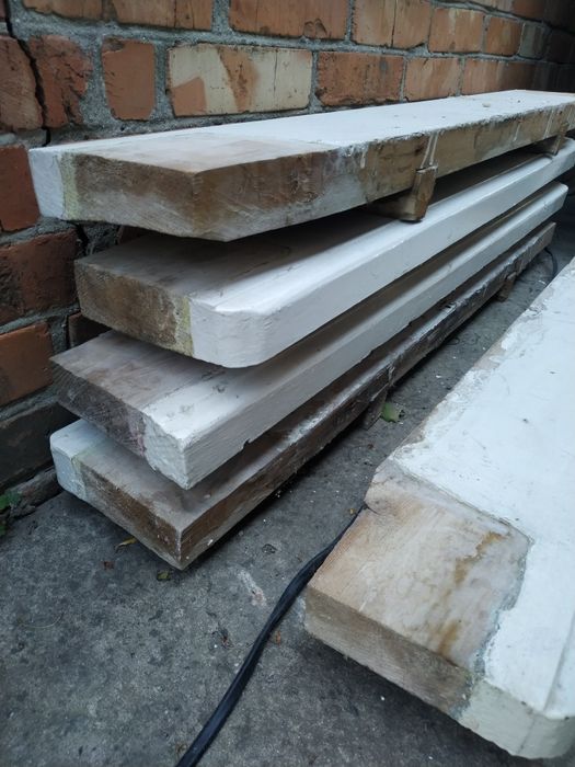 Підвіконня дерев'яні. Вікна металопластикові.