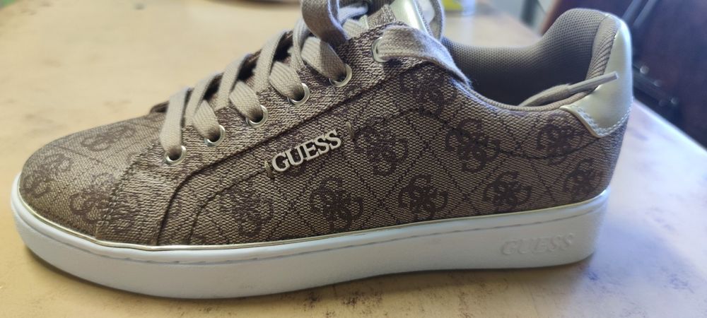 Продам  кожаные красовки Guess