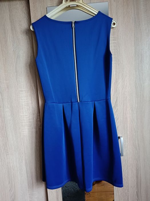 Sukienka w kolorze chabrowym