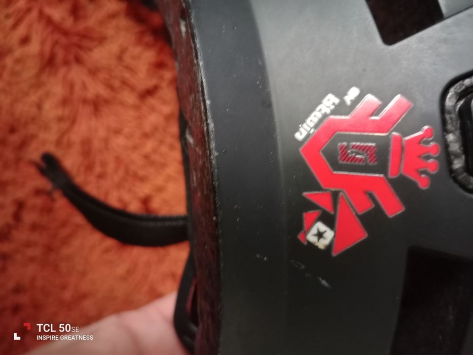 Vendo capacete de skate tamanho M  usado com algumas marcas de uso.