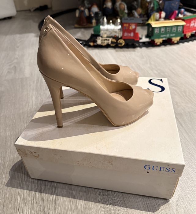 Sapatos nude Guess