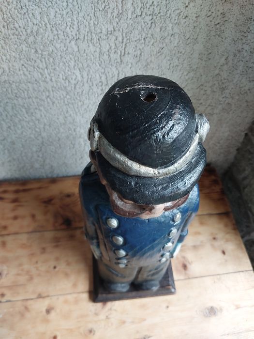 Drewniana figurka skrzynka na butelkę