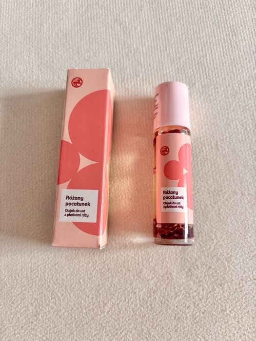 Olejek do ust z płatkami róży rossmann