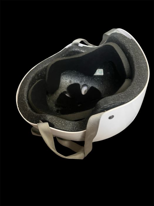 Kask biały.