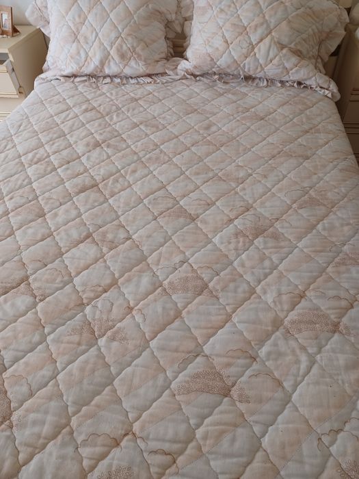 Endredon  de casal,tons de salmão e branco ,com 2 almofadas, pouco uso