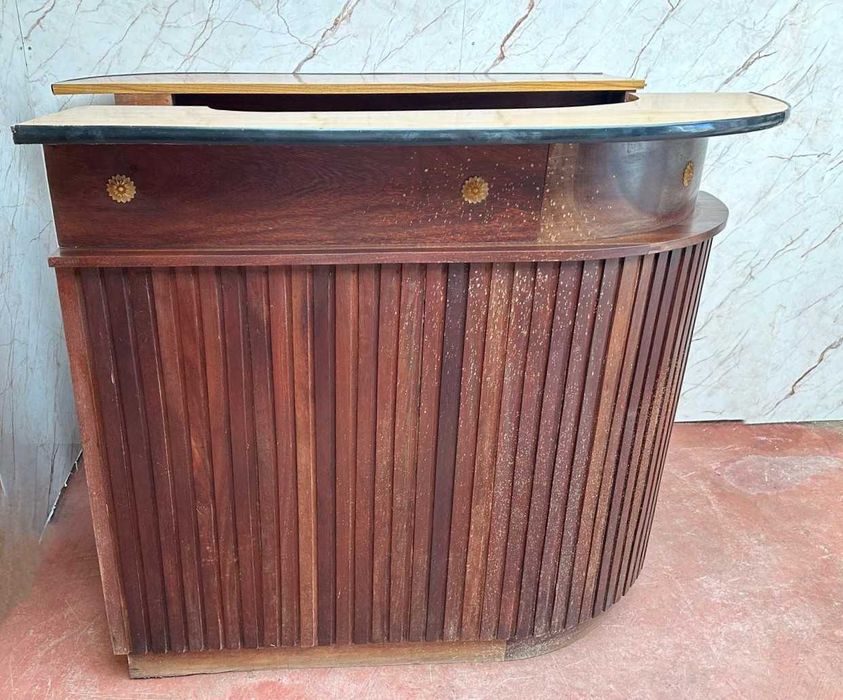 Balcão antigo em L duas partes, altura 122 cm parte curva 140 cm parte reta 150 cm