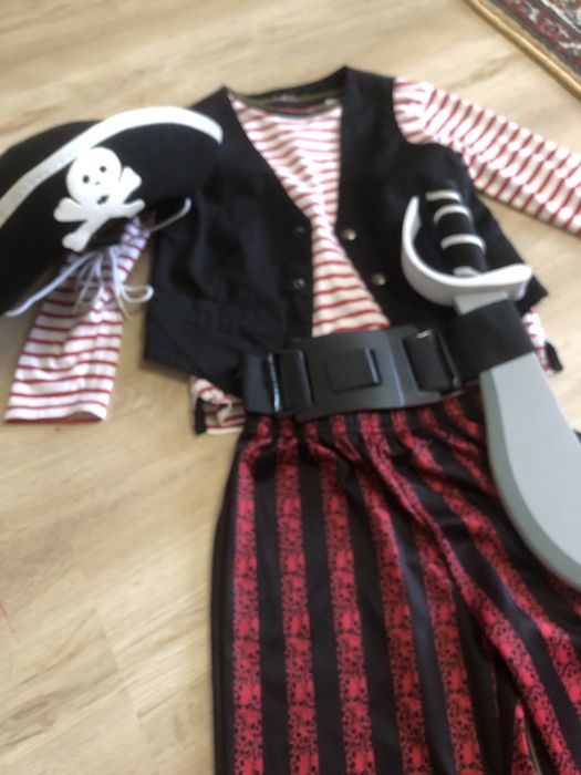 Костюмчик пірата,яблучко,дзвіночок