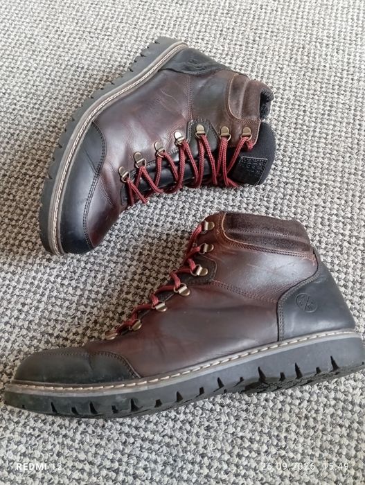 skórzane buty męskie trekkingowe portugalskiej marki Bullboxer z polarową wyściółką i kontrastującymi czerwonymi sznurówkami r. 46