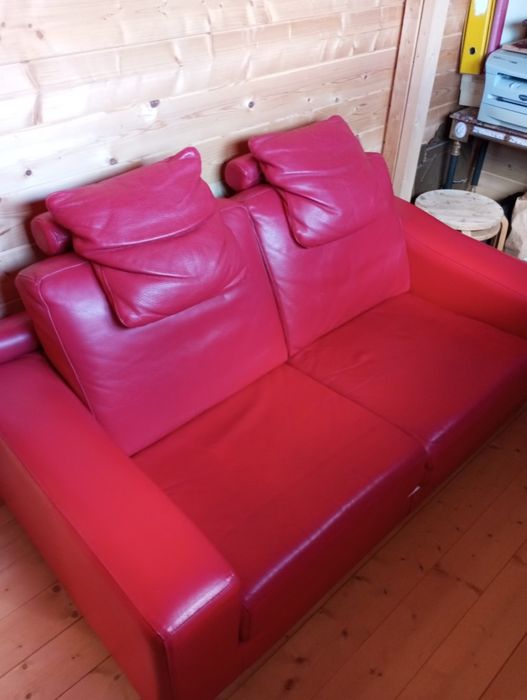 Sofá em pele vermelho