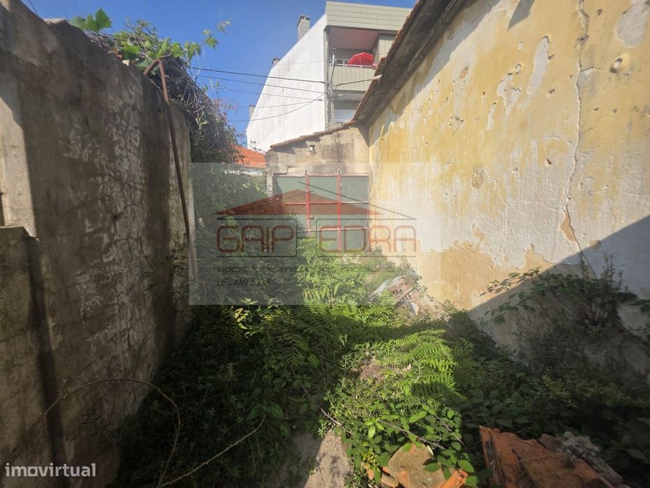 Moradia térrea com terreno 140 000 € em Esmoriz para restauro