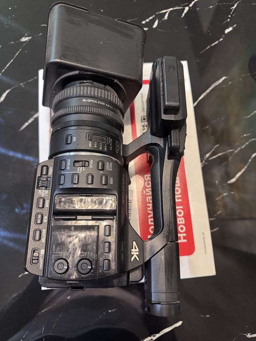 профессиональная видеокамера Panasonic HC-X1000.