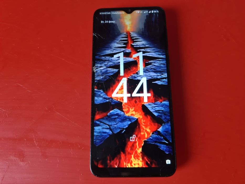 Смартфон МОТО Е13. 2/64. 13Андройд. 6,5 дюймов. Батереи 5000mah.