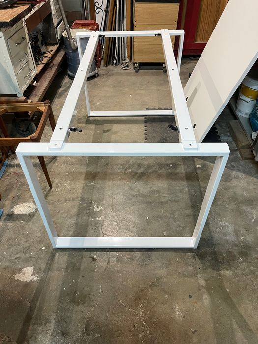 Mesa branca com pés de metal