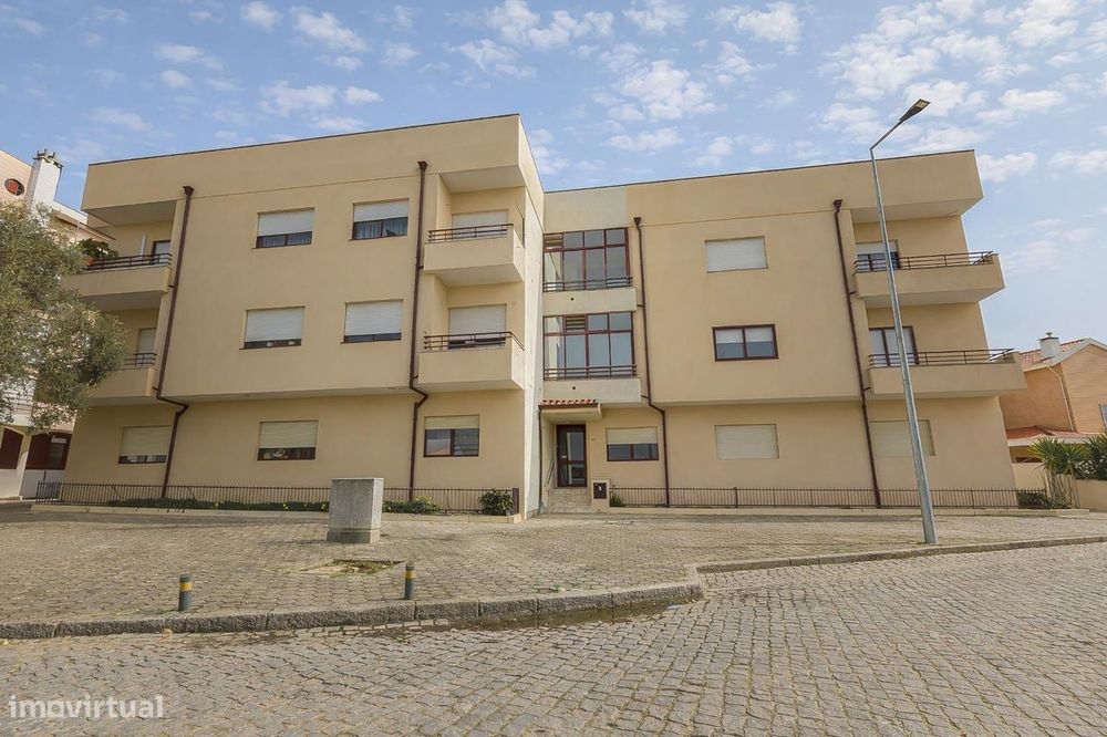 Apartamento T1 com Varanda em Canelas