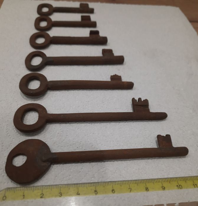 Zestaw starych kluczy.