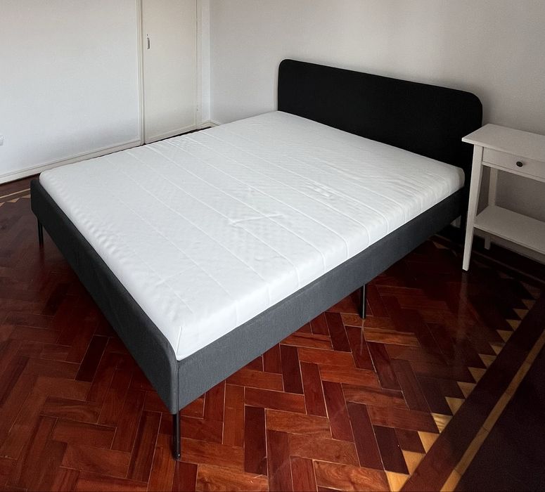 Cama de casal IKEA com colchao e estrado