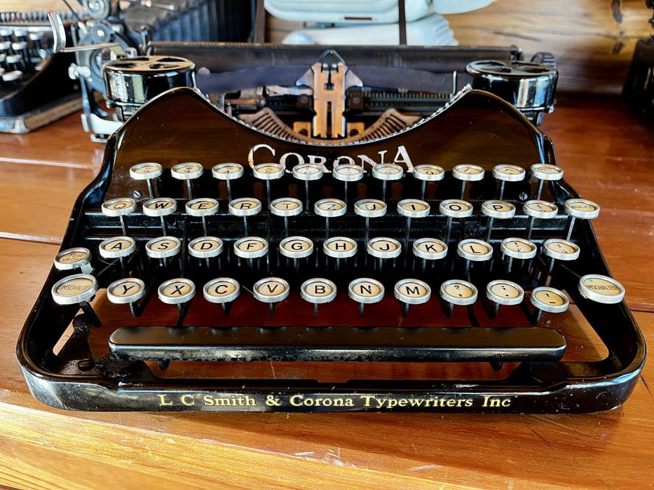 Antiga maquina de escrever Corona