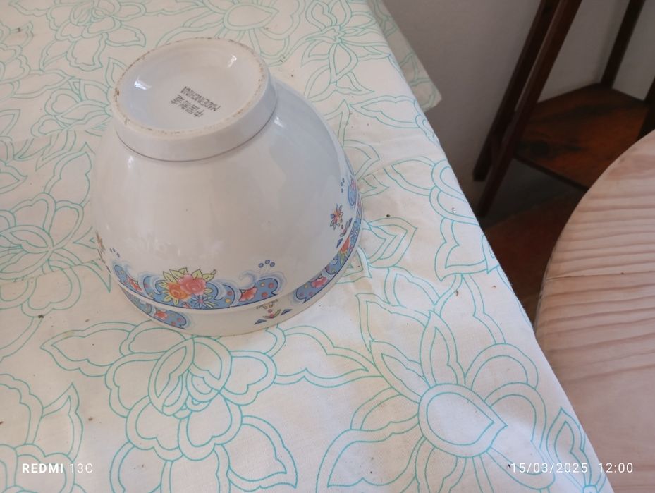 Conjunto de três tigelas de vidro e duas de porcelana
