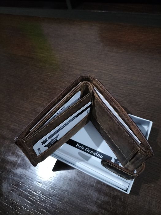 Carteira em pele castanho escuro  RFID