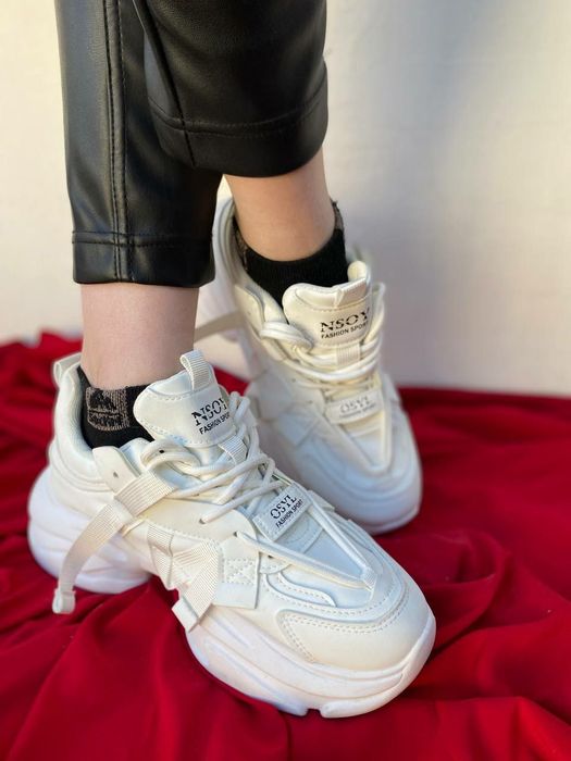 Кросівки жіночі   .