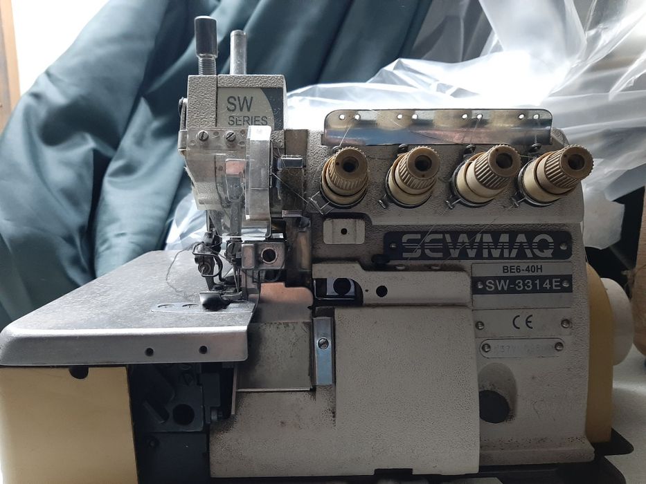 Máquina de costura profissional