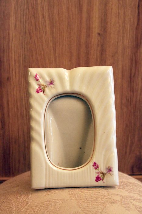 Moldura vintage em porcelana Ecof