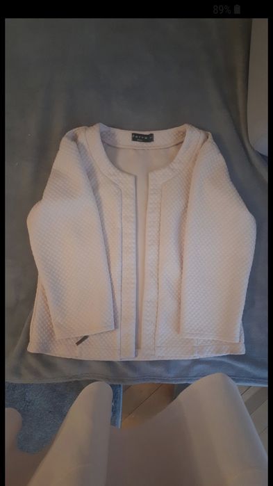 Elegacka, pudrowo-różowa narzutka damska