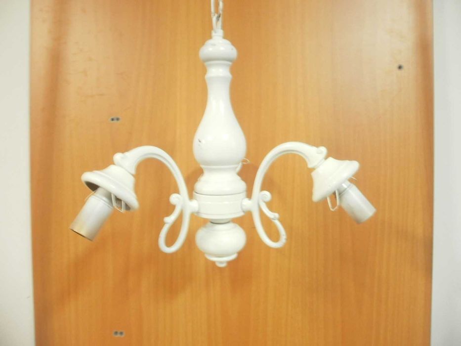 Candeeiro e teto antigo