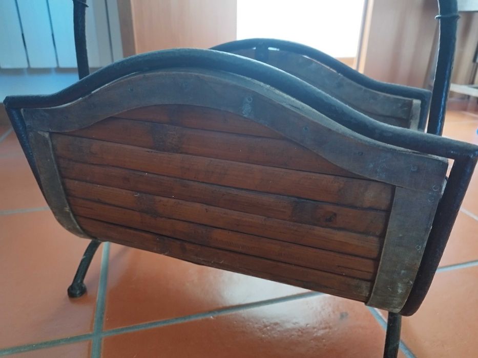 Porta-revistas ou porta-livros em madeira e ferro. Antigo.