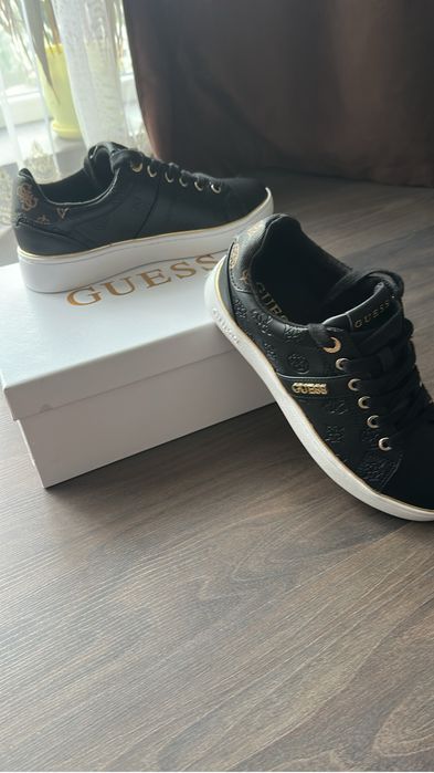 Продам снікерси GUESS