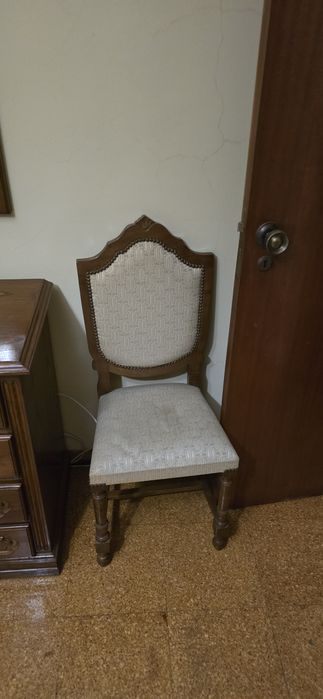 Comoda com espelho, mesas de cabeceira e 3 cadeiras de quarto