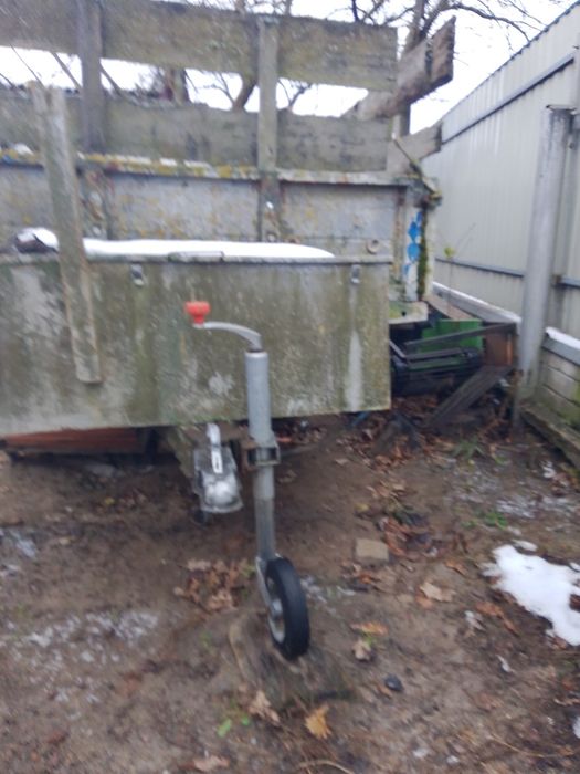 Продам причеп одноосний із гідроциліндром та із запасним колесом .