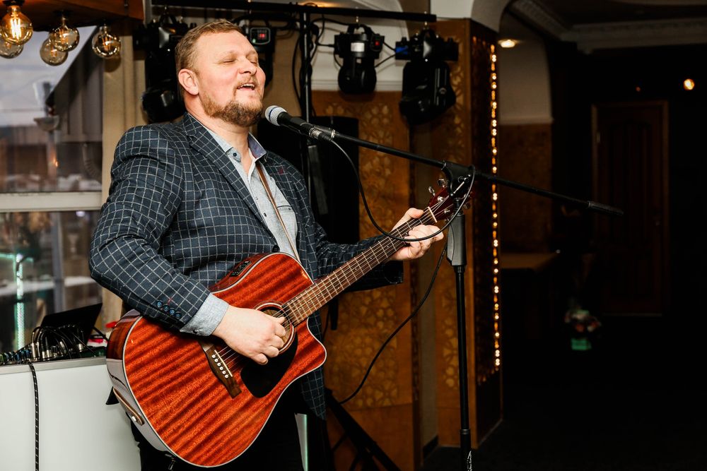 Ведуча + діджей.  Живий вокал, тяжкий дим, холодні фонтани