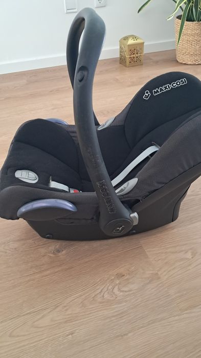 Cadeira auto Maxi-Cosi CabrioFix com  base IsoFix
