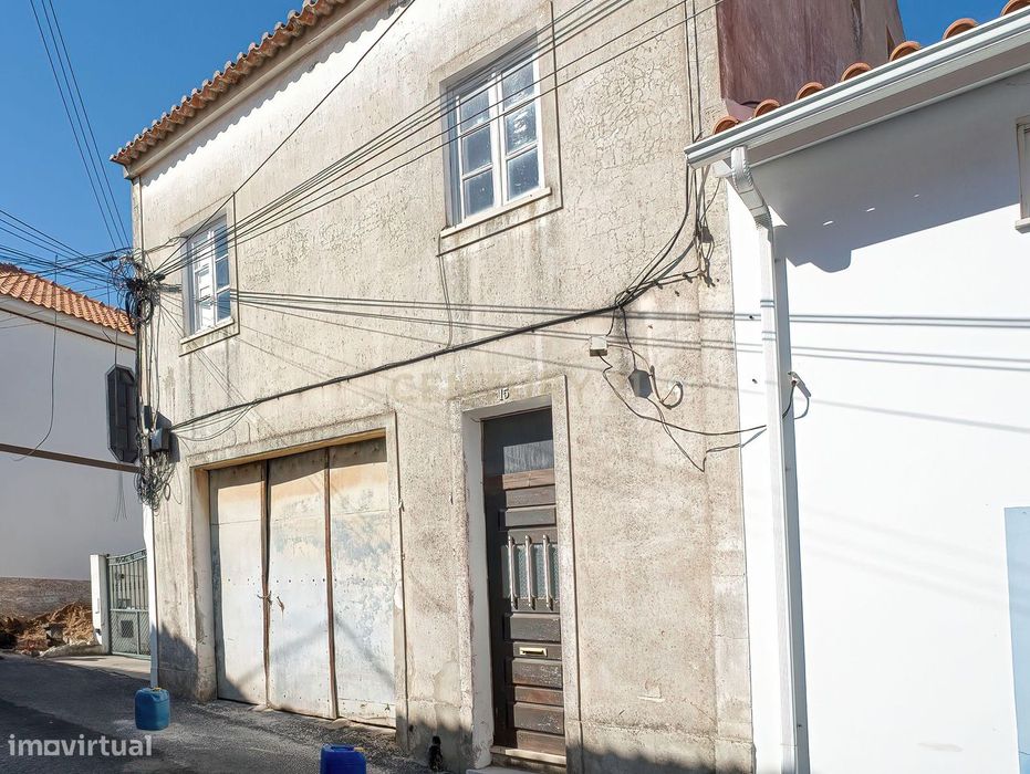 Moradia com excelente potencial no centro da Pederneira – Nazaré